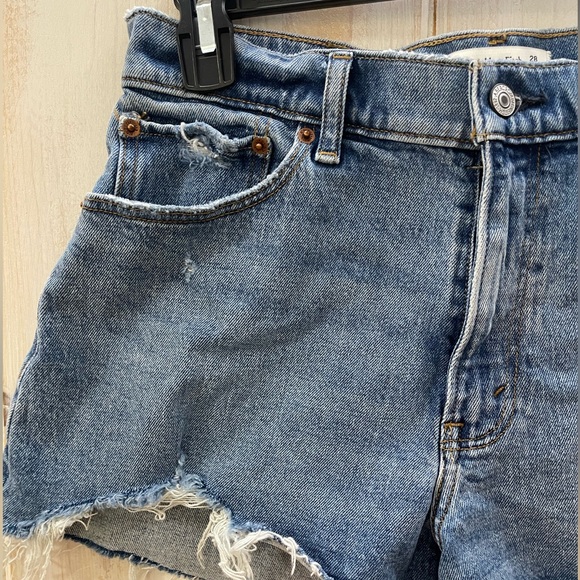 Abercrombie & Fitch Curve Love Mid Rise Mom Short  Size 28/6 Denim Cut Off - Picture 3 of 6